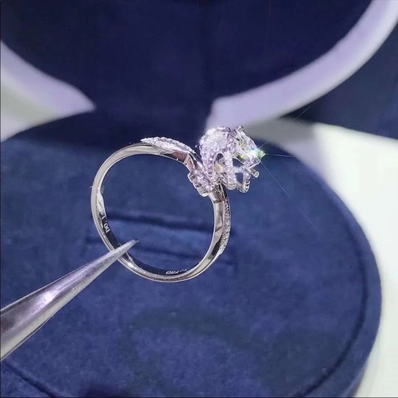 Gorgeous Sterling Silver Flower Ring - Picture 6 of 6